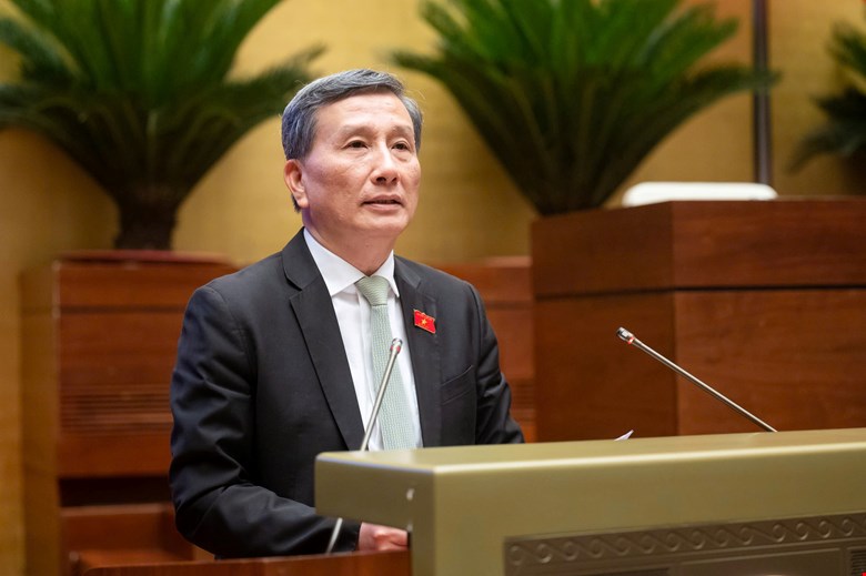 Chủ nhiệm Ủy ban Khoa học, Công nghệ và Môi trường Lê Quang Huy trình bày báo cáo thẩm tra. Ảnh: quochoi.vn