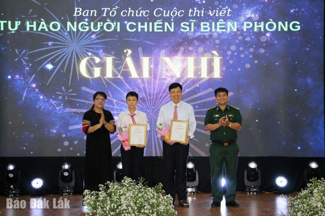 Ban tổ chức trao giải Nhì cho các tác giả có bài viết tốt tại cuộc thi.