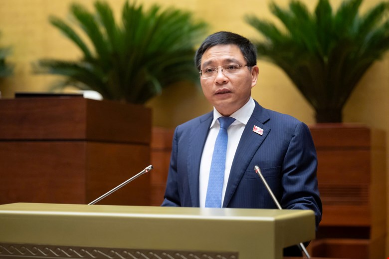 Bộ trưởng Bộ Tài chính Nguyễn Văn Thắng trình bày tờ trình. Ảnh: quochoi.vn