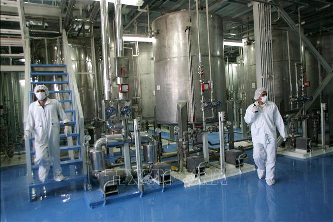 Kỹ thuật viên Iran kiểm tra các thiết bị tại cơ sở làm giàu urani Isfahan, cách thủ đô Tehran 420 km về phía Nam. Ảnh tư liệu: AFP/TTXVN