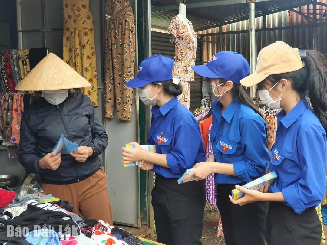 Tổ công nghệ số cộng đồng xã Ea Mnang (huyện Cư Mgar) hướng dẫn, tuyên truyền các kỹ năng số cho hộ kinh doanh trên địa bàn.