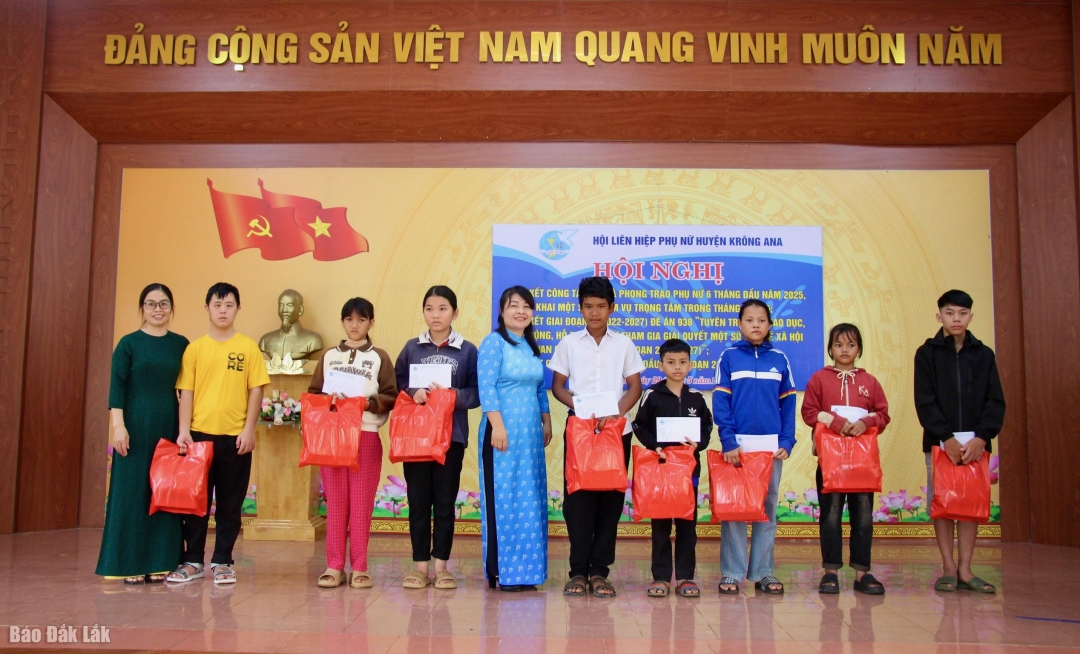 Đại diện Hội LHPN huyện Krông Ana trao quà cho trẻ em.