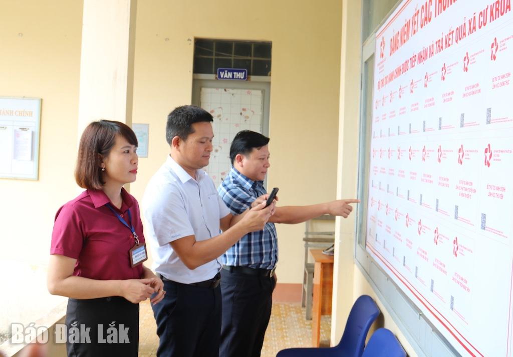 Đoàn kiểm tra cải cách hành chính tỉnh tiến hành kiểm tra tại xã Cư Kroá, huyện MDrắk