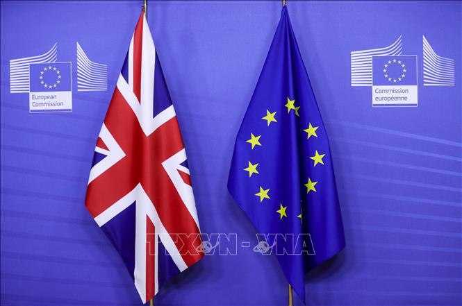Quốc kỳ Anh và cờ Liên minh châu Âu (EU). Ảnh: AFP/TTXVN
