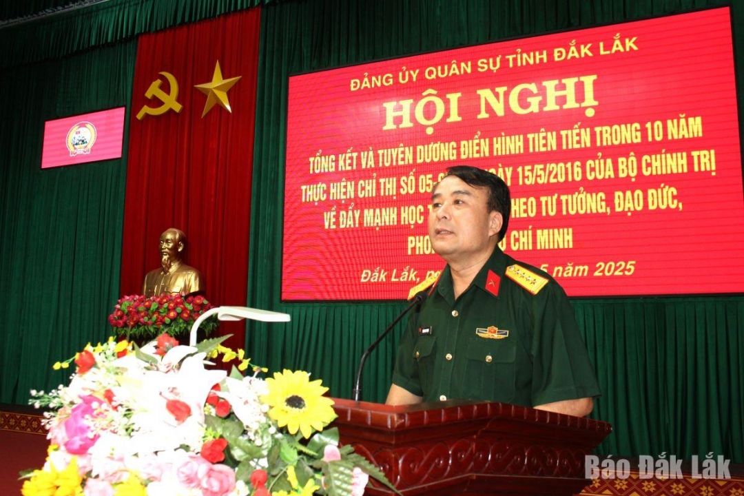 Đại tá Trần Minh Trọng, Chính ủy Bộ Chỉ huy Quân sự tỉnh phát biểu chỉ đạo hội nghị.