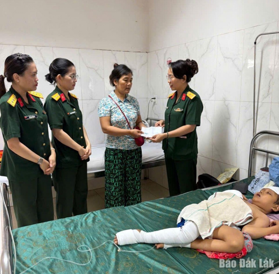 Đại diện nhóm thiện nguyện Bình An cùng cán bộ, hội viên Phòng Chính trị đến thăm hỏi, trao quà hỗ trợ gia đình.