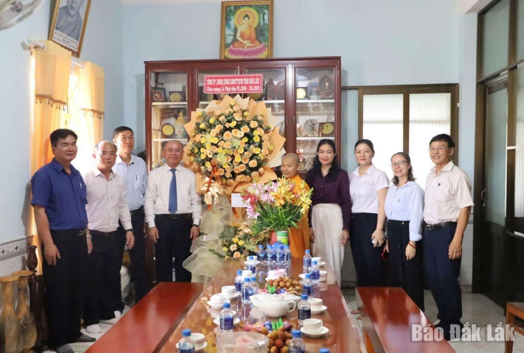 Phó Chủ tịch UBND tỉnh Trương Công Thái cùng đoàn công tác thăm và chúc mừng Tịnh xá Ngọc Thành.