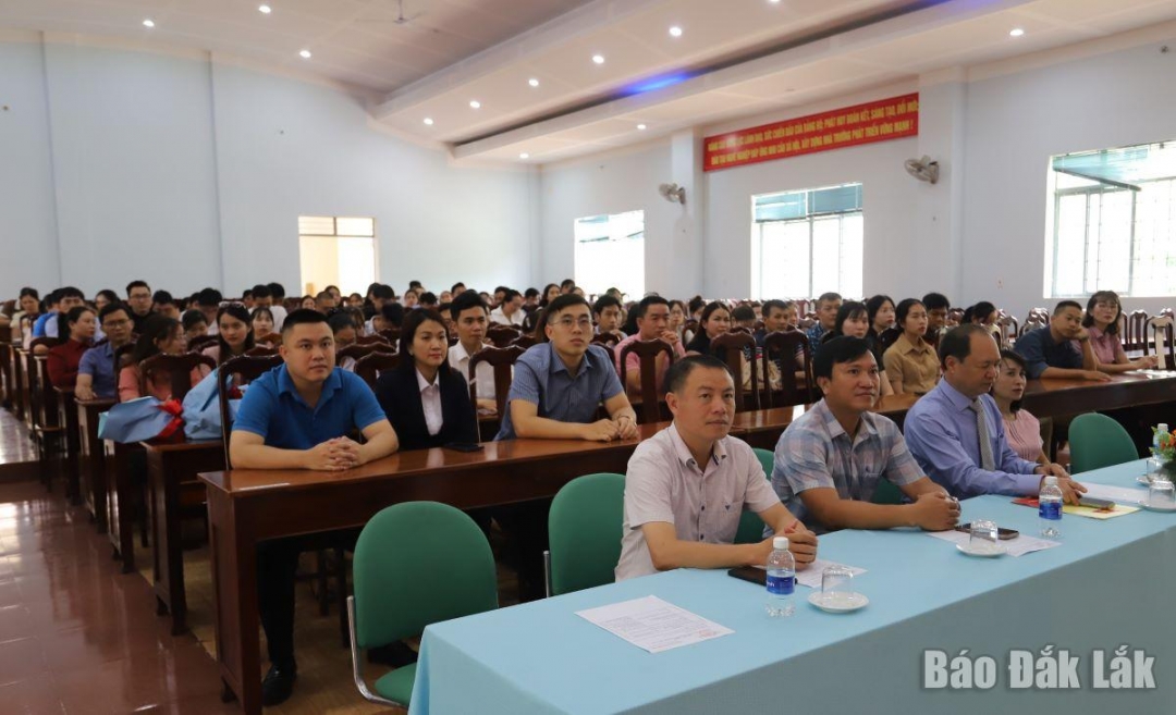 Các đại biểu tham dự buổi bế mạc.