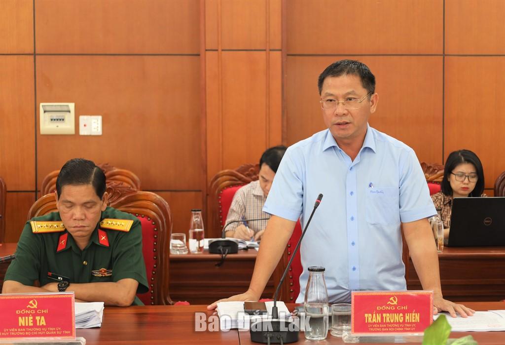 Ủy viên Ban Thường vụ Tỉnh ủy, Trưởng Ban Nội chính Tỉnh ủy Trần Trung Hiển nêu ý kiến liên quan đến tăng trưởng của tỉnh Đắk Lắk. 