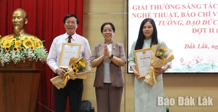 Đồng chí Huỳnh Thị Chiến Hòa, Phó Bí thư Thường trực Tỉnh ủy, Chủ tịch HĐND tỉnh trao giải A cho tác giả, nhóm tác giả đoạt giải.