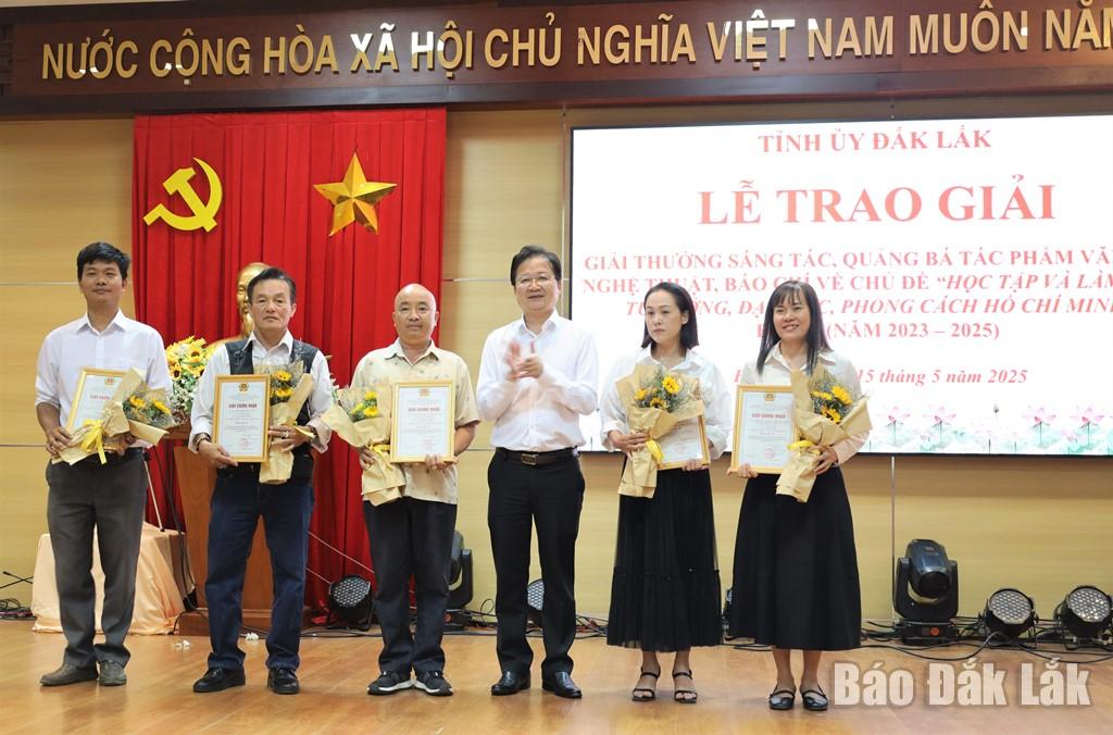 Đồng chí Nguyễn Hoài Dương, Ủy viên Ban Thường vụ, Trưởng Ban Tuyên giáo và Dân vận Tỉnh ủy trao giải B cho tác giải, nhóm tác giải đoạt giải.