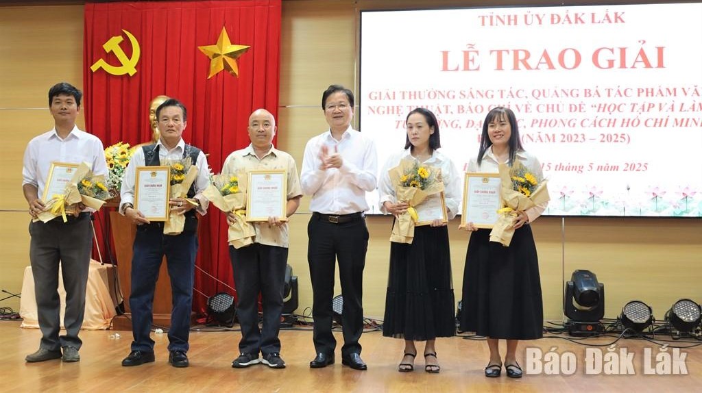 Đồng chí Nguyễn Hoài Dương, Ủy viên Ban Thường vụ Tỉnh ủy, Trưởng Ban Tuyên giáo và Dân vận Tỉnh ủy trao giải B cho tác giả, nhóm tác giả đoạt giải. Ảnh: Nguyễn Xuân 