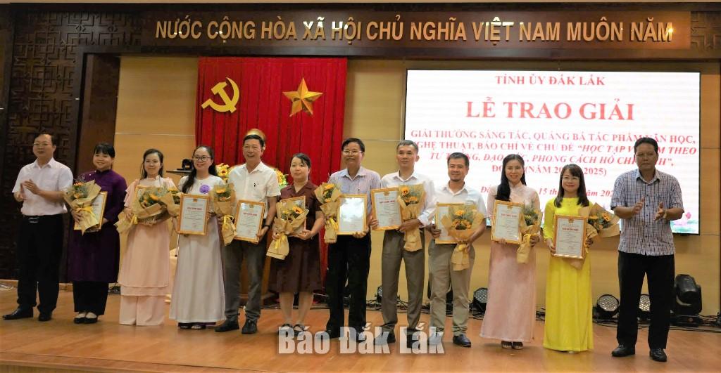 Đại diện tác giả, nhóm tác giải đoạt giải C được trao chứng nhận và tặng hoa.