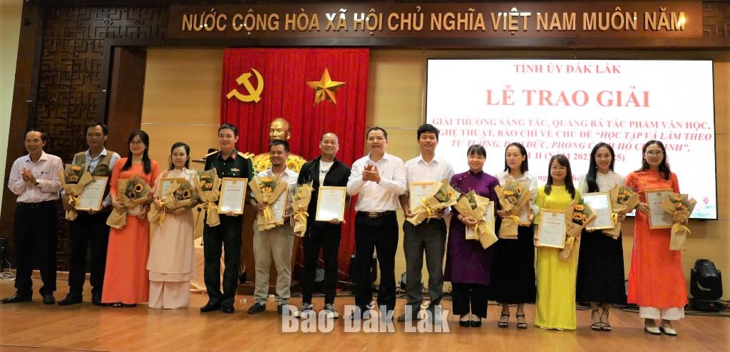 Các tác giả, đại diện nhóm tác giả đoạt giải Khuyến khích.
