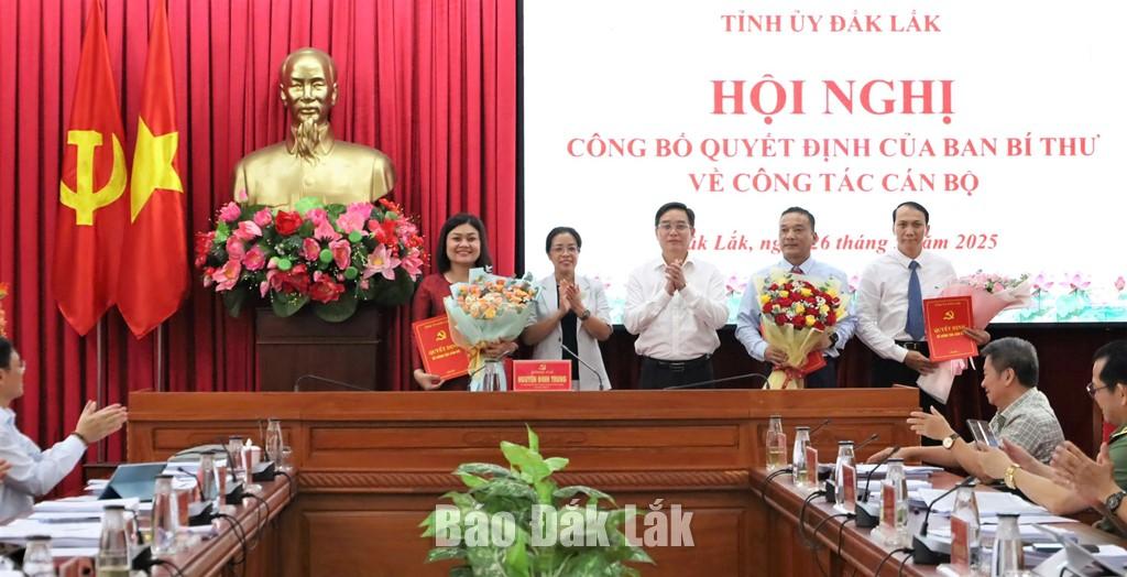 Ủy viên Trung ương Đảng, Bí thư Tỉnh ủy Nguyễn Đình Trung và Phó Bí thư Thường trực Tỉnh ủy, Chủ tịch HĐND tỉnh Huỳnh Thị Chiến Hòa trao quyết định và tặng hoa chúc mừng các đồng chí được Ban Bí thư chuẩn y.
