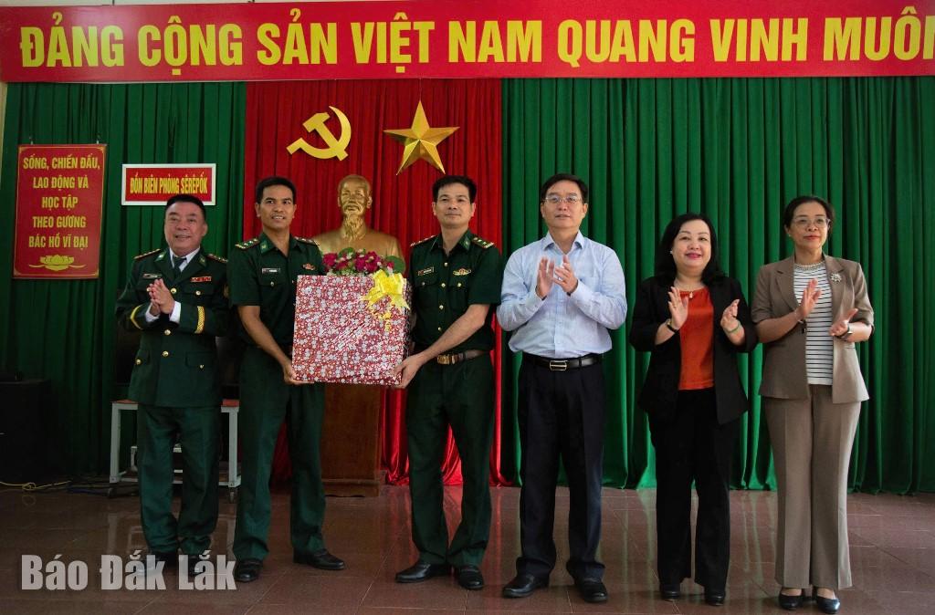 Thường trực Tỉnh ủy tỉnh Đắk Lắk và tỉnh Phú Yên tặng quà cán bộ, chiến sĩ Đoàn biên phòng Sê Rê Pốk. Ảnh: Ngọc Lân
