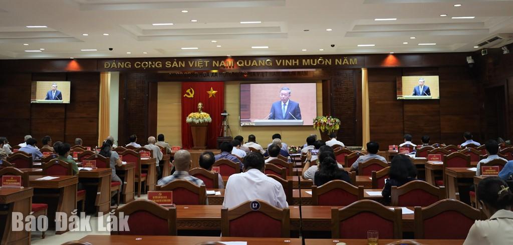 Đại biểu điểm cầu tỉnh Đắk Lắk nghe chỉ đạo của Tổng Bí thư Tô Lâm. 