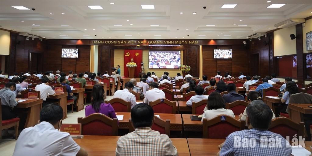 Các đại biểu điểm cầu tỉnh Đắk Lắk nghe quán triệt các nội dung nghị quyết.