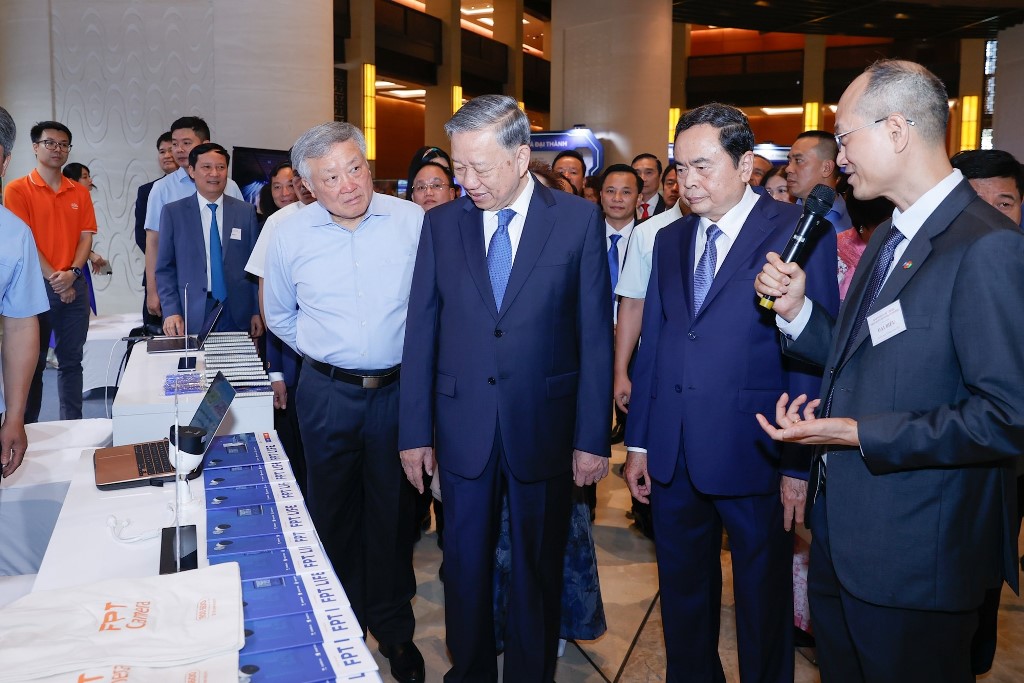 Tổng Bí thư Tô Lâm, Chủ tịch Quốc hội Trần Thanh Mẫn, Phó Thủ tướng Thường trực Chính phủ Nguyễn Hòa Bình thăm các gian trưng bày sản phẩm của các doanh nghiệp tư nhân. Ảnh: VGP