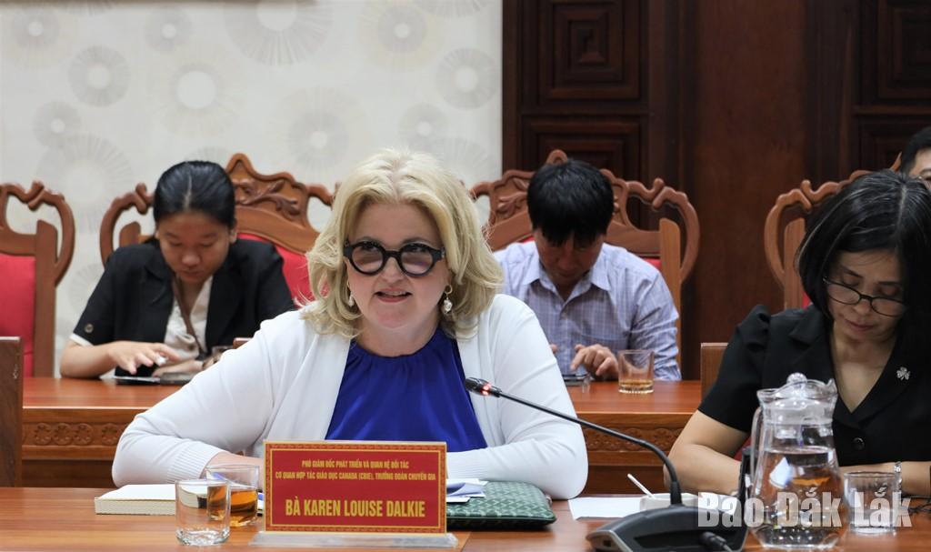bà Karen Louise Dalkie, Phó Giám đốc phát triển và quan hệ đối tác, Cơ quan Hợp tác giáo dục Canada, Trưởng đoàn chuyên gia nêu ý kiến tại buổi làm việc.