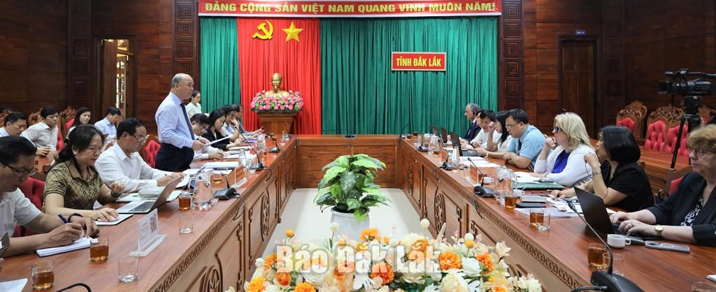 Các đại biểu tham dự buổi làm việc.