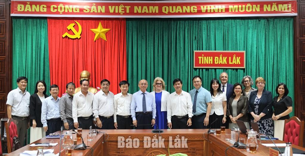Lãnh đạo UBND tỉnh Đắk Lắk và các sở, ngành chụp ảnh lưu niệm cùng Đoàn khảo sát của Học viện Hành chính và Quản trị công.