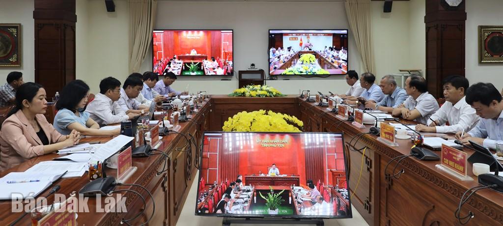 Phó Chủ tịch UBND tỉnh Phú Yên Đào Mỹ điều hành hội nghị tại đuểm cầu tỉnh Phú Yên.