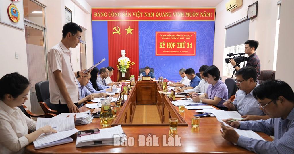 Các đại biểu tham dự kỳ họp thứ 34 của Ủy ban Kiể tra Tỉnh ủy.