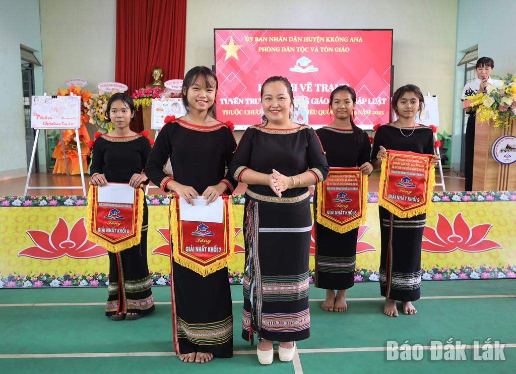 Đồng chí HBan Niê Kdăm, Huyện ủy viên, Trưởng Phòng Dân tộc và Tôn giáo huyện Krông Ana trao giải Nhất cho cho các nhóm.