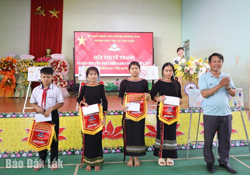 Đại diện Ban giám khảo trao giải Ba cho các nhóm.