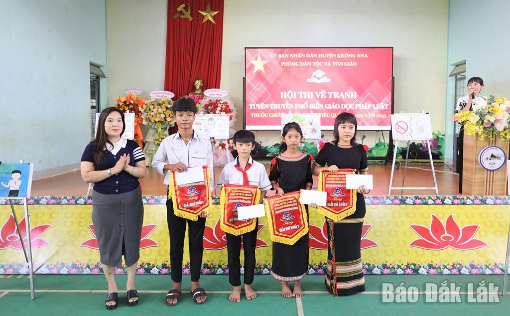 Lãnh đạo Phòng Dân tộc và Tôn giáo huyện Krông Ana trao giải Nhì cho các nhóm.