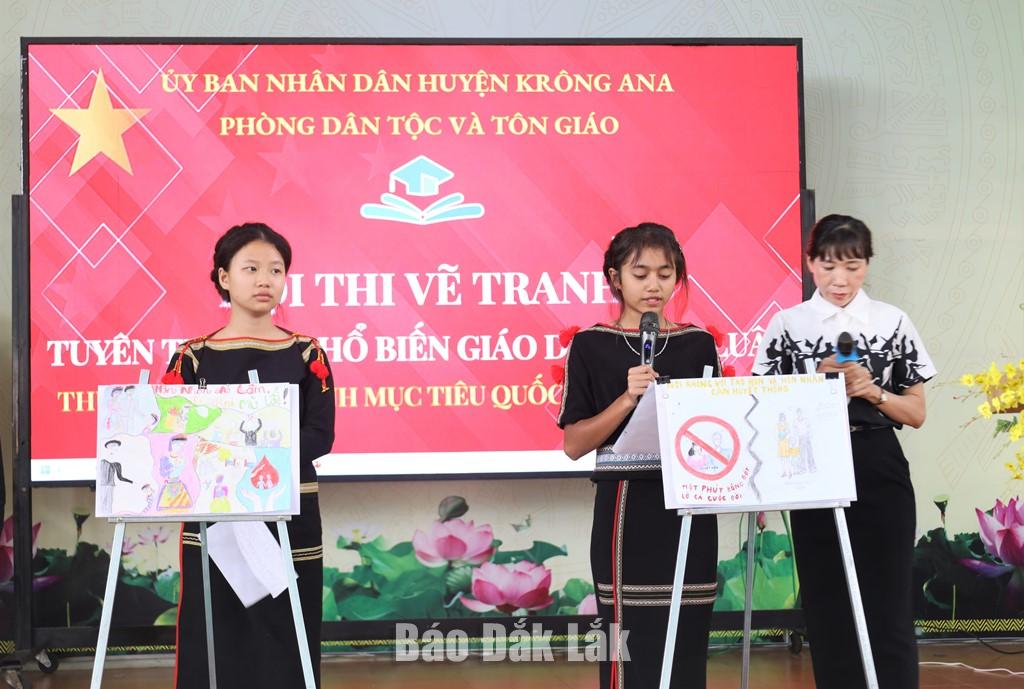Học sinh đại diện nhóm dự thi thuyết trình về chủ để của bức tranh.