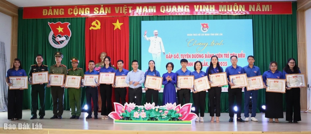 Các đảng viên trẻ tiêu biểu được tuyên dương tại chương trình.