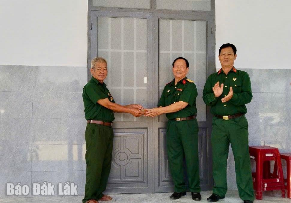 Đại diện các đơn vị trao chìa khoá nhà cho cựu chiến binh