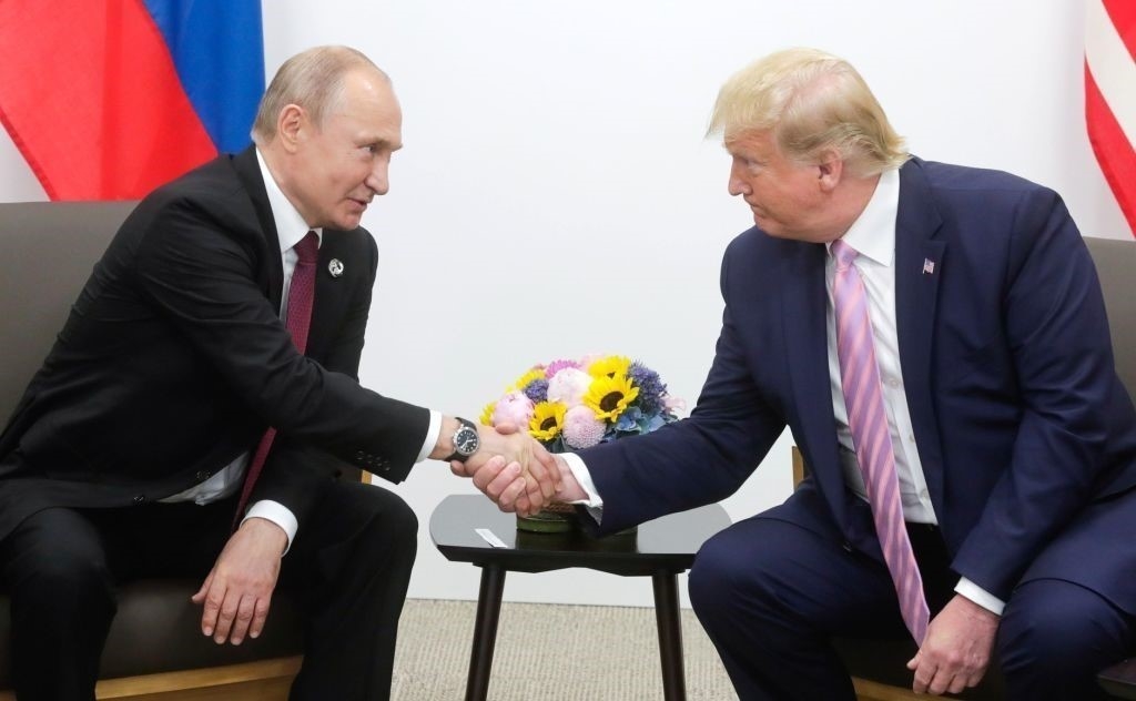  Tổng thống Nga Vladimir Putin (trái) và Tổng thống Mỹ Donald Trump trong nhiệm kỳ đầu tại cuộc gặp ở Osaka, Nhật Bản ngày 28/6/2019. Ảnh: Getty Images/TTXVN
