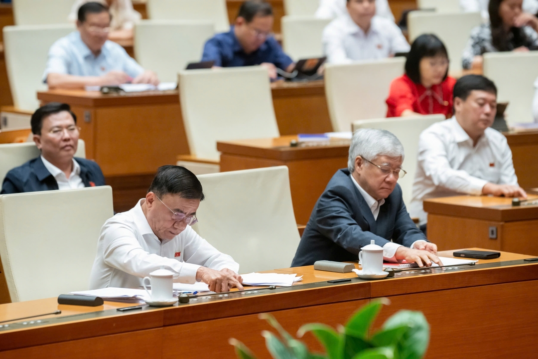 Đại biểu biểu quyết thông qua Nghị quyết về việc sửa đổi, bổ sung một số điều của Hiến pháp năm 2013. Ảnh: quochoi.vn