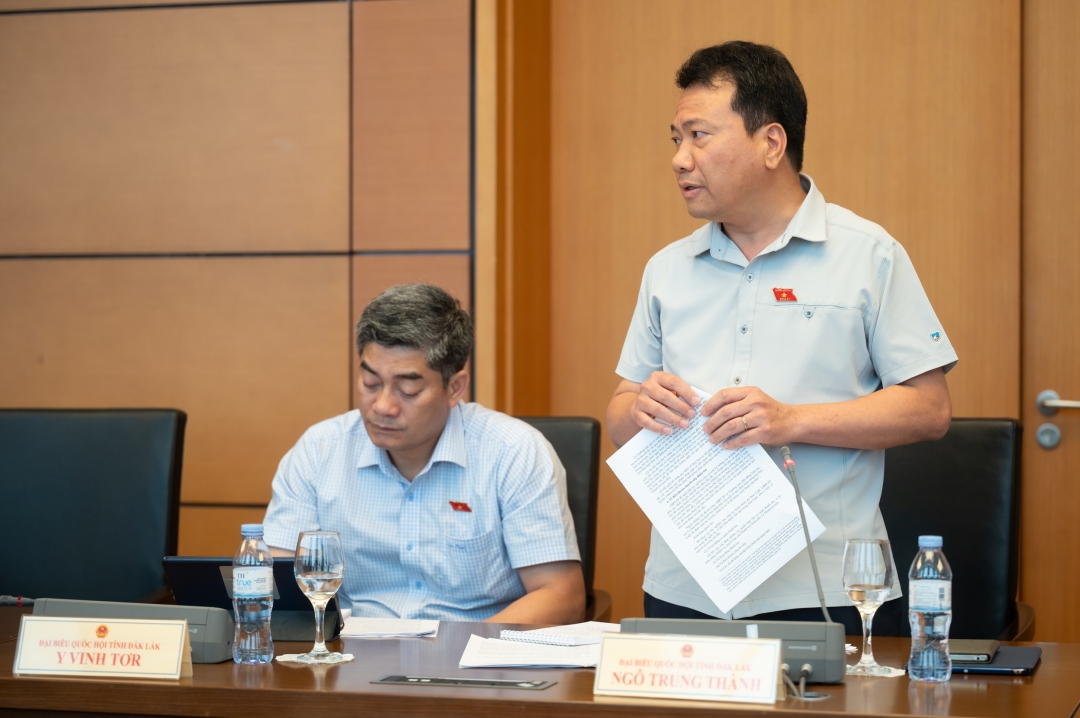 Đại biểu Ngô Trung Thành (Đoàn ĐBQH tỉnh Đắk Lắk) đóng góp ý kiến tại phiên thảo luận tổ. Ảnh: quochoi.vn