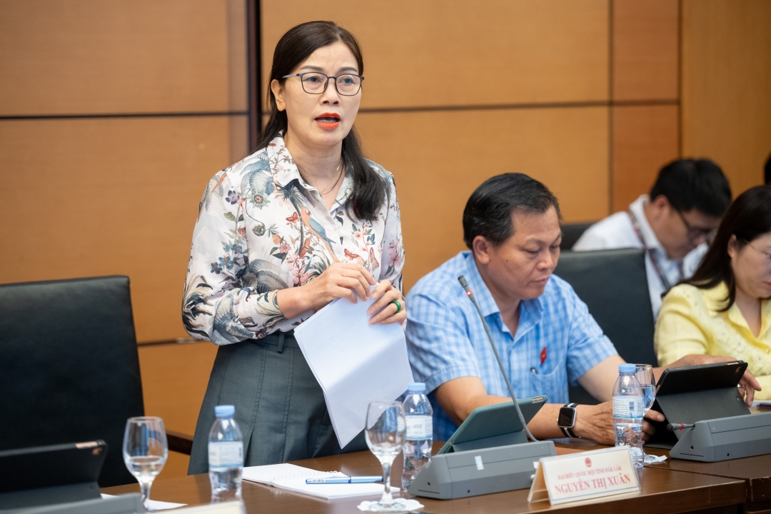 Thiếu tướng Nguyễn Thị Xuân (Phó Giám đốc Công an tỉnh) thảo luận tại phiên làm việc.