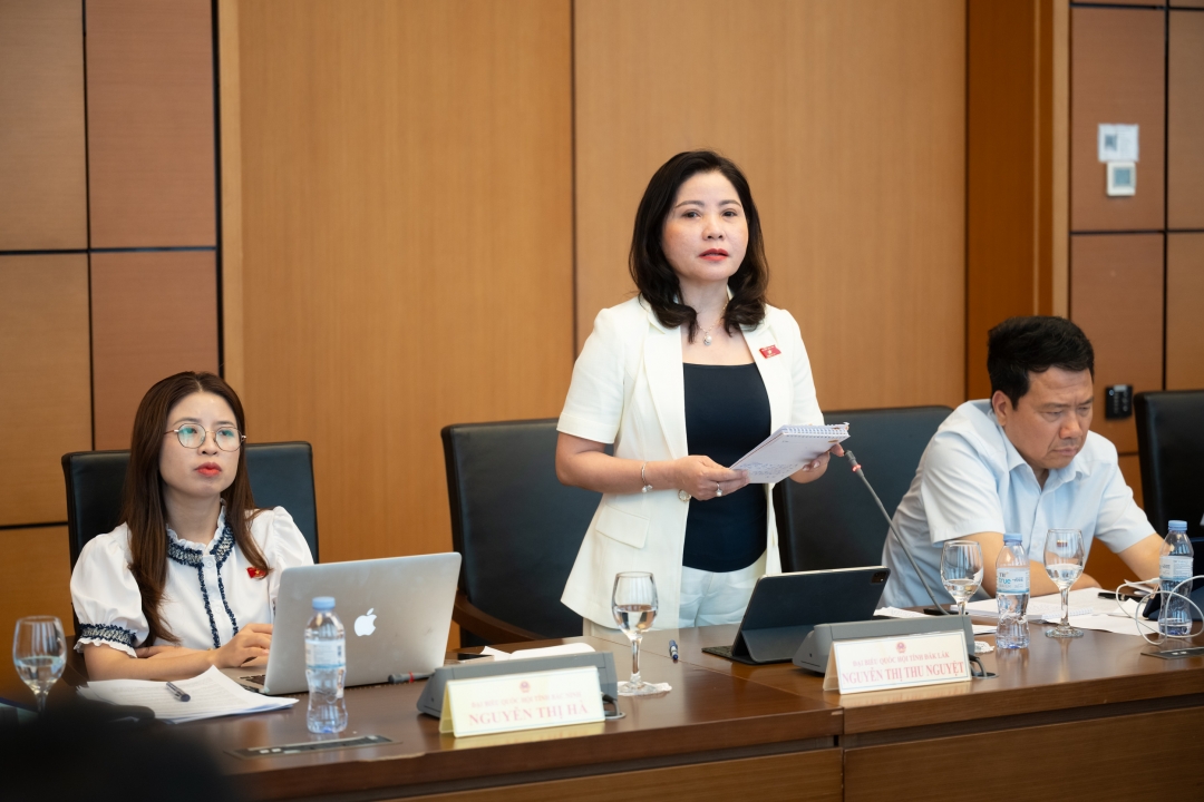 Đại biểu Nguyễn Thị Thu Nguyệt (Phó Trưởng đoàn phụ trách Đoàn ĐBQH tỉnh Đắk Lắk) đóng góp ý kiến thảo luận.