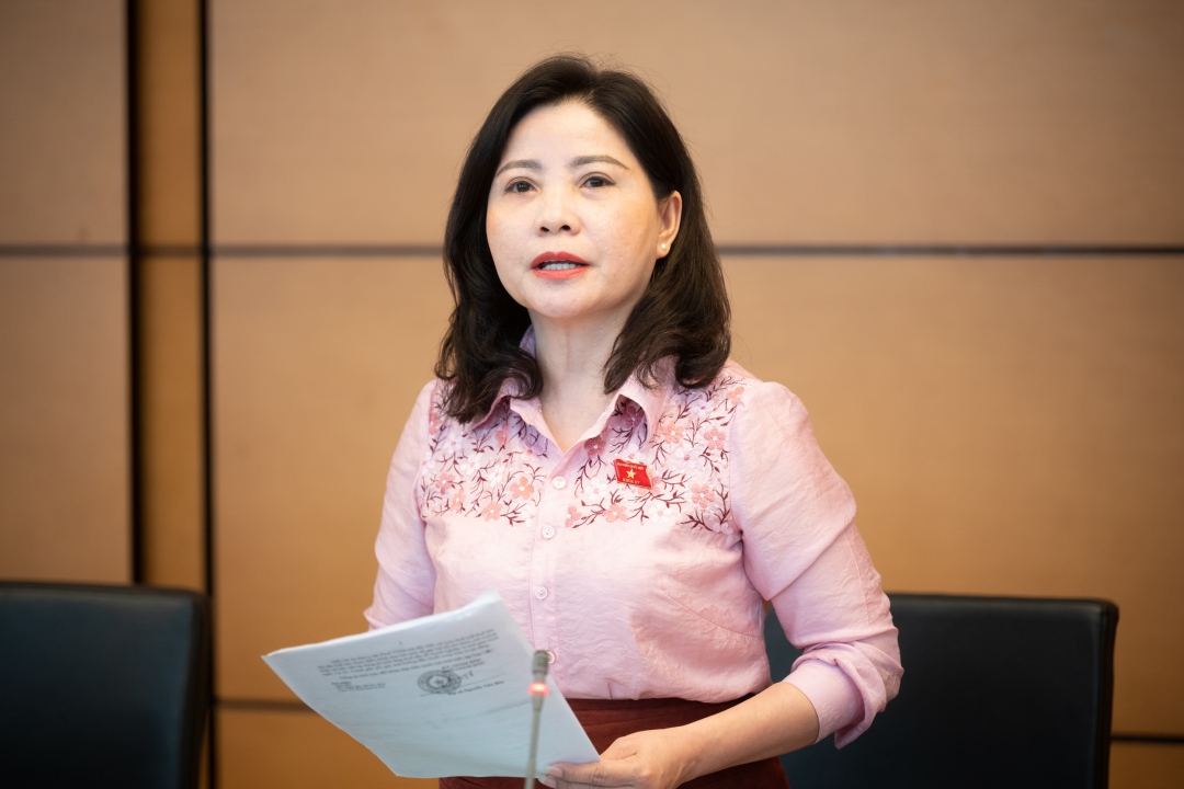 Đại biểu Nguyễn Thị Thu Nguyệt (Phó Trưởng đoàn phụ trách Đoàn ĐBQH tỉnh Đắk Lắk) phát biểu thảo luận tại Tổ 13. Ảnh: quochoi.vn