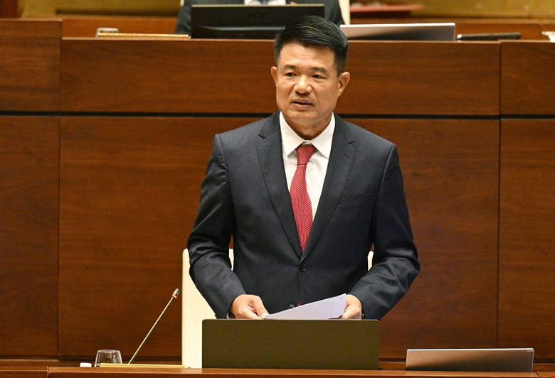 Viện trưởng Viện KSND tối cao Nguyễn Huy Tiến trình bày tờ trình. Ảnh: quochoi.vn