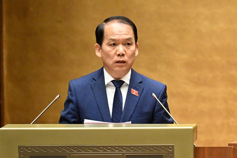 Chủ nhiệm Ủy ban Pháp luật và Tư pháp Hoàng Thanh Tùng trình bày báo cáo thẩm tra. Ảnh: quochoi.vn