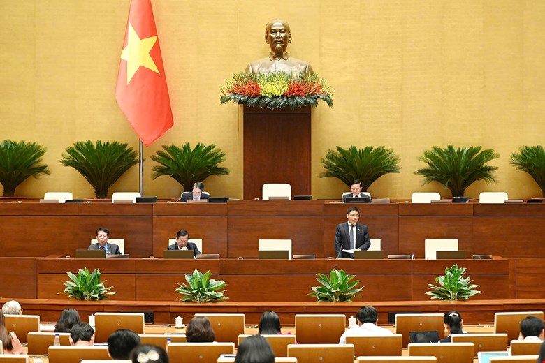 Bộ trưởng Bộ Tài chính Nguyễn Văn Thắng tiếp thu, giải trình ý kiến của đại biểu. Ảnh: quochoi.vn