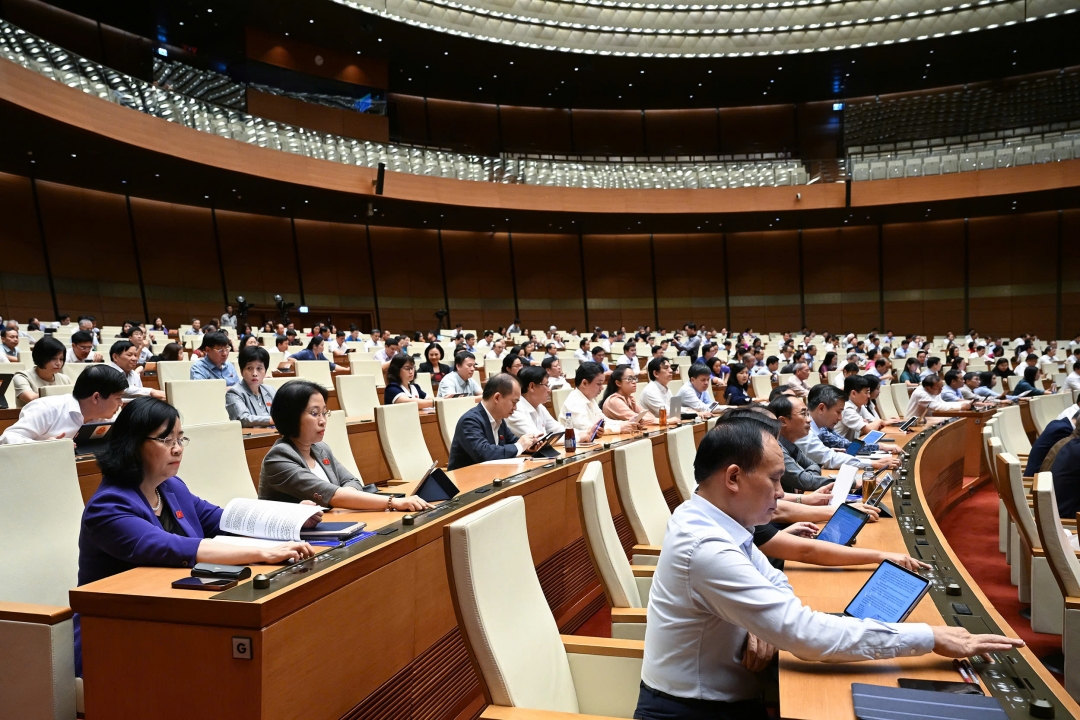 Đại biểu thông qua Nghị quyết bằng hình thức biểu quyết điện tử. Ảnh: quochoi.vn