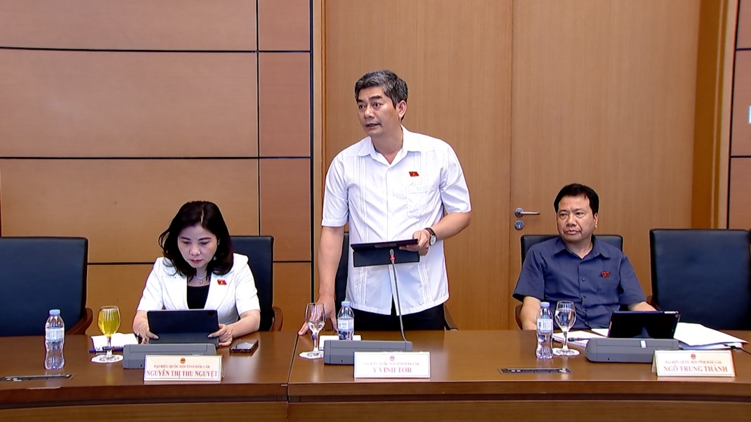 Đại biểu Y Vinh Tơr (Thứ trưởng, Phó Chủ nhiệm Ủy ban Dân tộc, Đoàn ĐBQH tỉnh Đắk Lắk) thảo luận tại Tổ 13. Ảnh: quochoi.vn