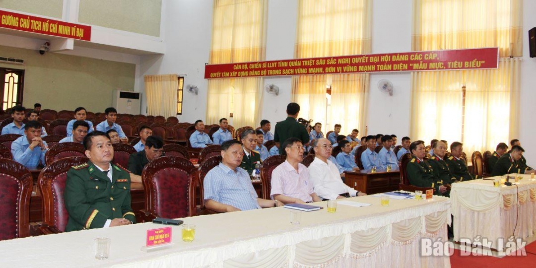 Các đại biểu tham dự buổi lễ.