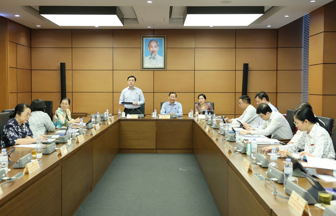 Đại biểu tham gia thảo luận tại Tổ 2. Ảnh: quochoi.vn