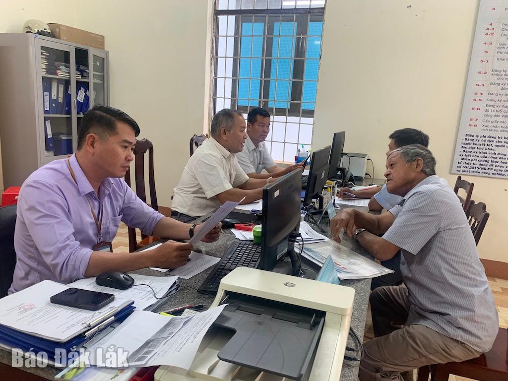 Người dân xã Quảng Tiến, huyện Cư Mgar thực hiện các thủ tục hành chính tại bộ phận Một cửa