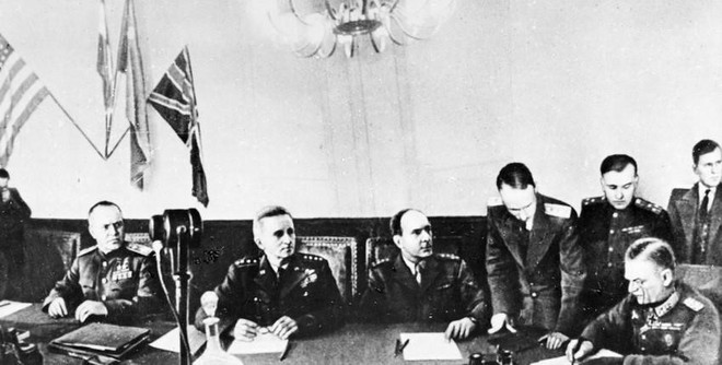 Đêm 8/5/1945, tại ngoại ô thủ đô Berlin của Đức (rạng sáng 9/5 theo giờ Moskva), phátxít Đức đã ký văn kiện đầu hàng không điều kiện Liên Xô và các nước Đồng minh, chấm dứt Chiến tranh thế giới lần thứ hai tại châu Âu. (Ảnh: Tư liệu quốc tế/TTXVN)