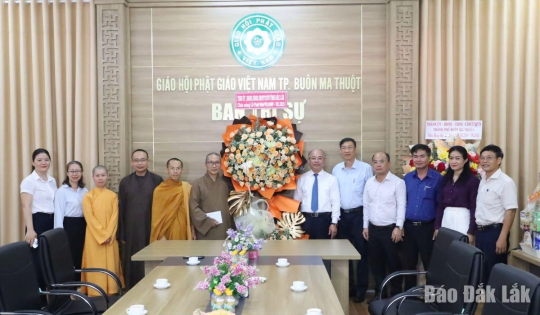 Phó Chủ tịch UBND tỉnh Trương Công Thái cùng đoàn công tác thăm và chúc mừng Ban Trị sự Giáo hội Phật giáo Việt Nam TP. Buôn Ma Thuột.